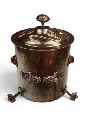 Exceptional Arts & Crafts Movement Hammered Copper Coal Bucket (Scuttle) with Liner